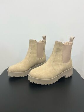 Women’s 7.5 Tan Boots